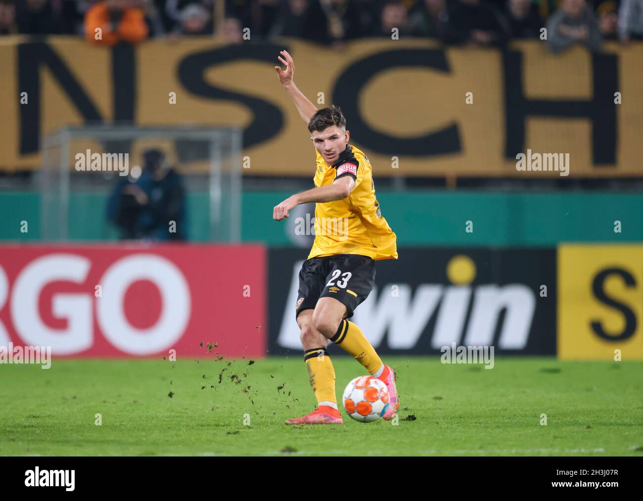 Dresden, Deutschland. Oktober 2021. Fußball: DFB-Pokal, 2. Runde, Dynamo Dresden - FC St. Pauli im Rudolf-Harbig-Stadion. Dresdens Spieler Antonis Aidonis am Ball. Kredit: Jan Woitas/dpa-Zentralbild/dpa - WICHTIGER HINWEIS: Gemäß den Bestimmungen der DFL Deutsche Fußball Liga und/oder des DFB Deutscher Fußball-Bund ist es untersagt, im Stadion und/oder vom Spiel aufgenommene Fotos in Form von Sequenzbildern und/oder videoähnlichen Fotoserien zu verwenden oder zu verwenden./dpa/Alamy Live News Stockfoto