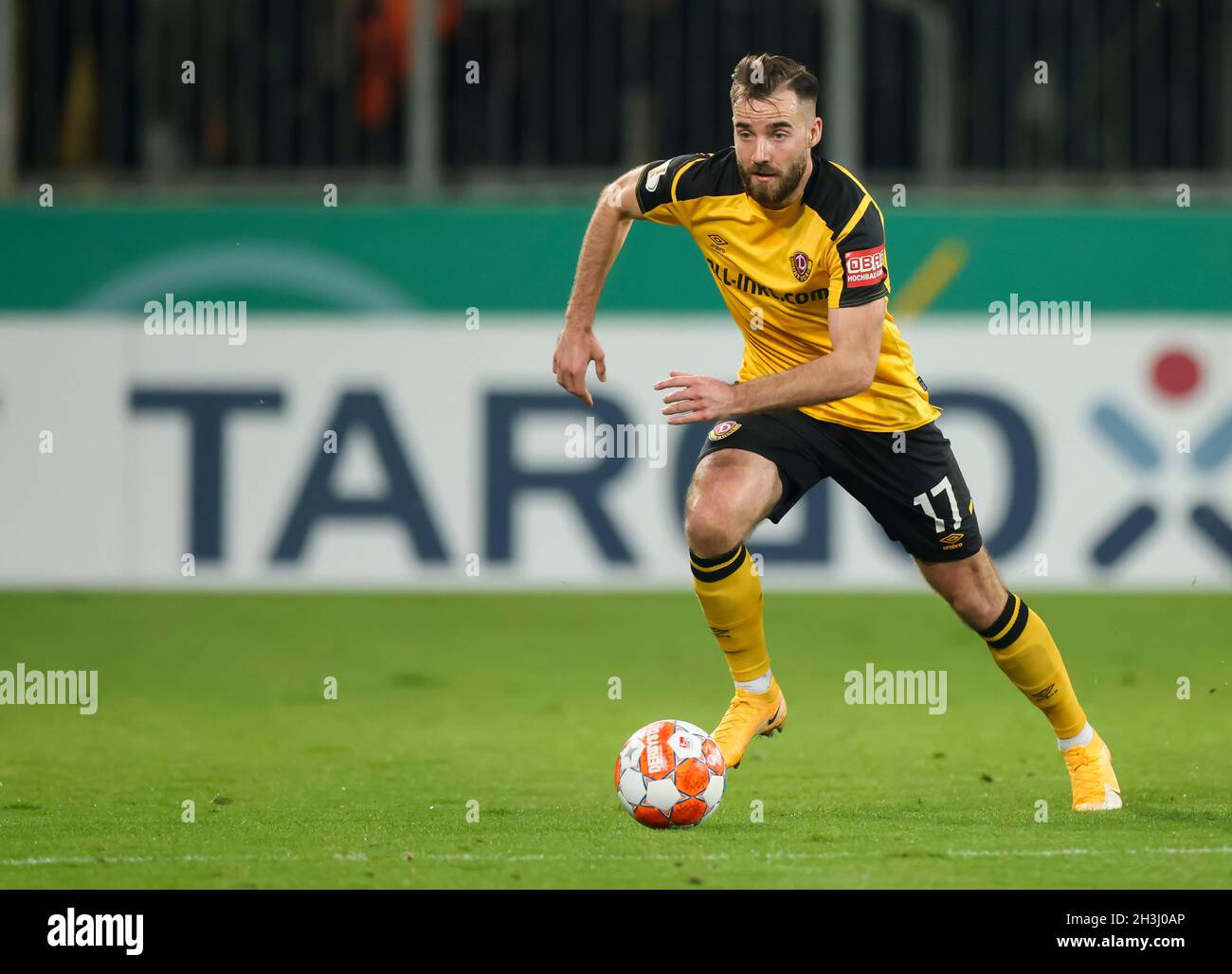 Dresden, Deutschland. Oktober 2021. Fußball: DFB-Pokal, 2. Runde, Dynamo Dresden - FC St. Pauli im Rudolf-Harbig-Stadion. Dresdens Spieler Morris Schröter am Ball. Kredit: Jan Woitas/dpa-Zentralbild/dpa - WICHTIGER HINWEIS: Gemäß den Bestimmungen der DFL Deutsche Fußball Liga und/oder des DFB Deutscher Fußball-Bund ist es untersagt, im Stadion und/oder vom Spiel aufgenommene Fotos in Form von Sequenzbildern und/oder videoähnlichen Fotoserien zu verwenden oder zu verwenden./dpa/Alamy Live News Stockfoto