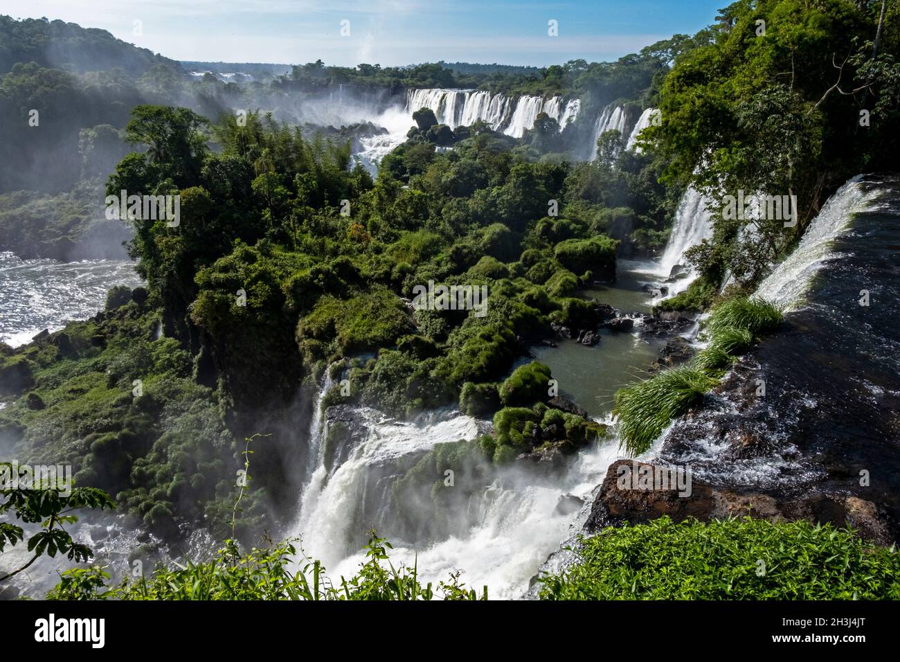 Die Iguzu-Wasserfälle an der Grenze zwischen Argentinien und Brasilien. Stockfoto