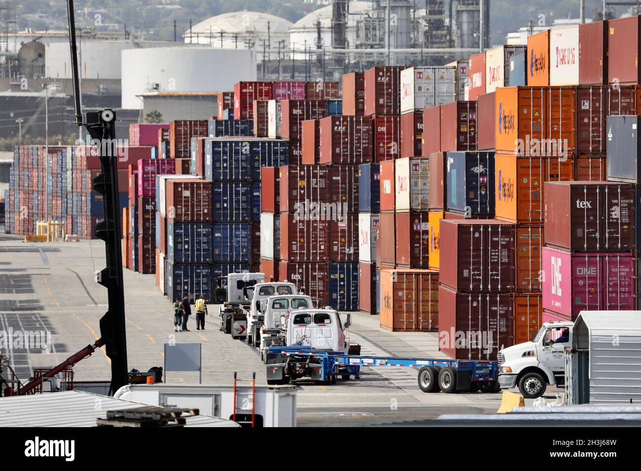 Washington, USA. Okt. 2021. Lastwagen warten auf das Laden von Containern im Hafen von Los Angeles, Kalifornien, USA, 22. Oktober 2021. Quelle: Xinhua/Alamy Live News Stockfoto
