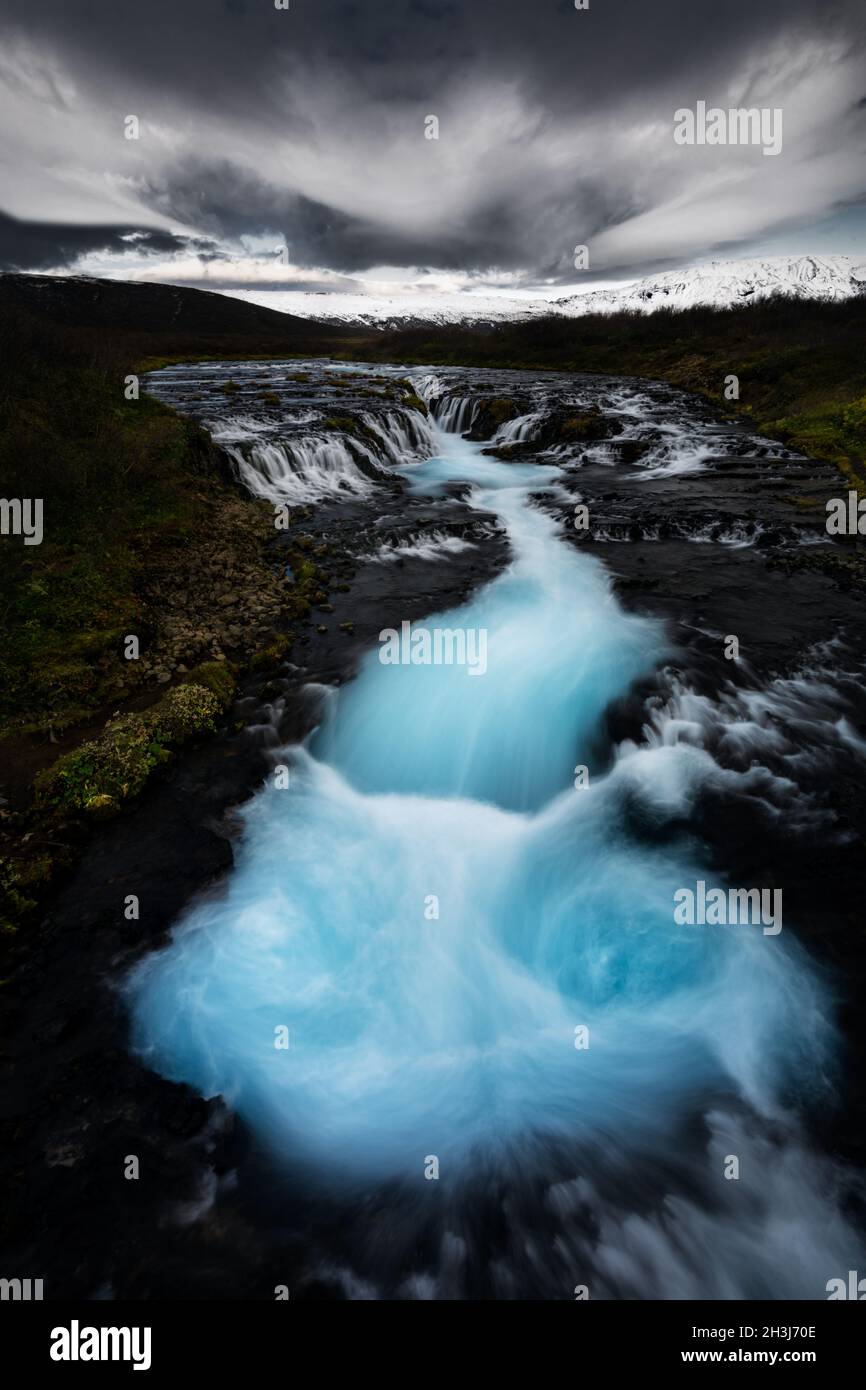 Herausragendes Blau im berühmten Bruarfoss. Stockfoto