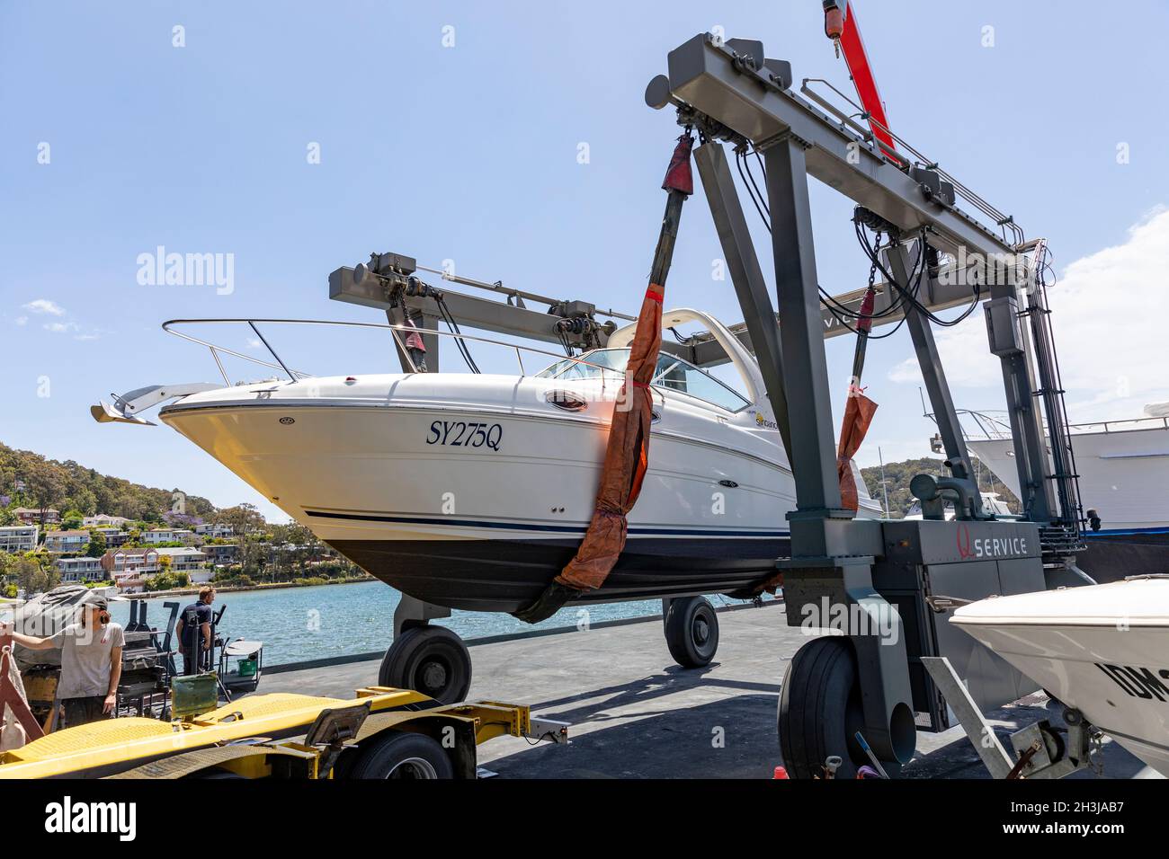 Cruiser-Boot, Modell freigegeben, an einer Sydney Marina angehoben, um ins Wasser zu fahren, Church Point, Australien Stockfoto