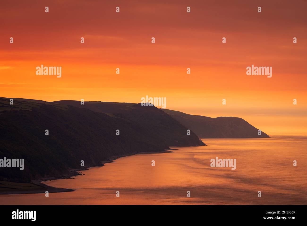 Schöner Sonnenuntergang am Oktoberabend vom Bossington Hill Exmoor mit Blick über Porlock Bay, Somerset im Südwesten Englands Stockfoto