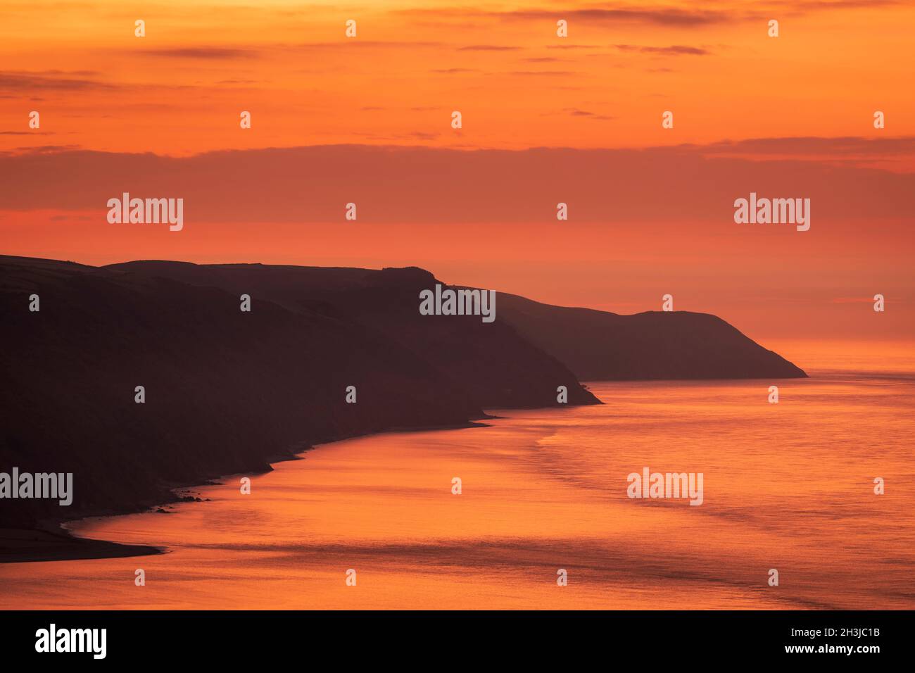Schöner Sonnenuntergang am Oktoberabend vom Bossington Hill Exmoor mit Blick über Porlock Bay, Somerset im Südwesten Englands Stockfoto