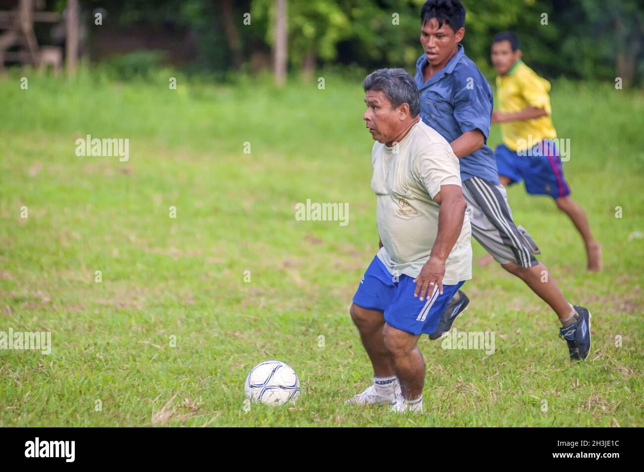 LORETO, PERU - 02. Januar: Unbekannten einheimischen Fußball spielen in einem kleinen Dorf mitten im Amazonas-Regenwald, auf J Stockfoto