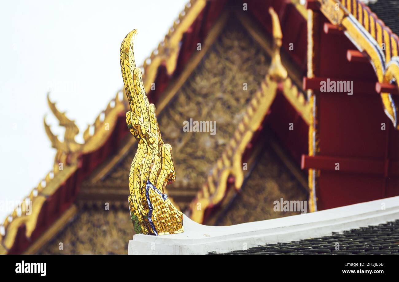 Zarte thailändische Kunst auf dem Dach des buddhistischen Tempels in Bangkok, Tha Stockfoto