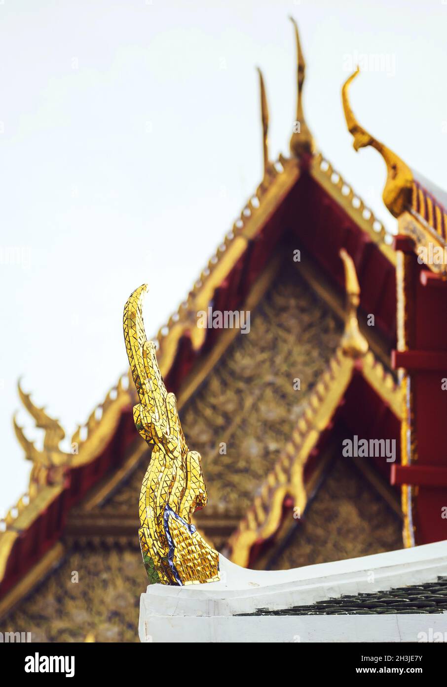 Zarte thailändische Kunst auf dem Dach des buddhistischen Tempels in Bangkok, Tha Stockfoto