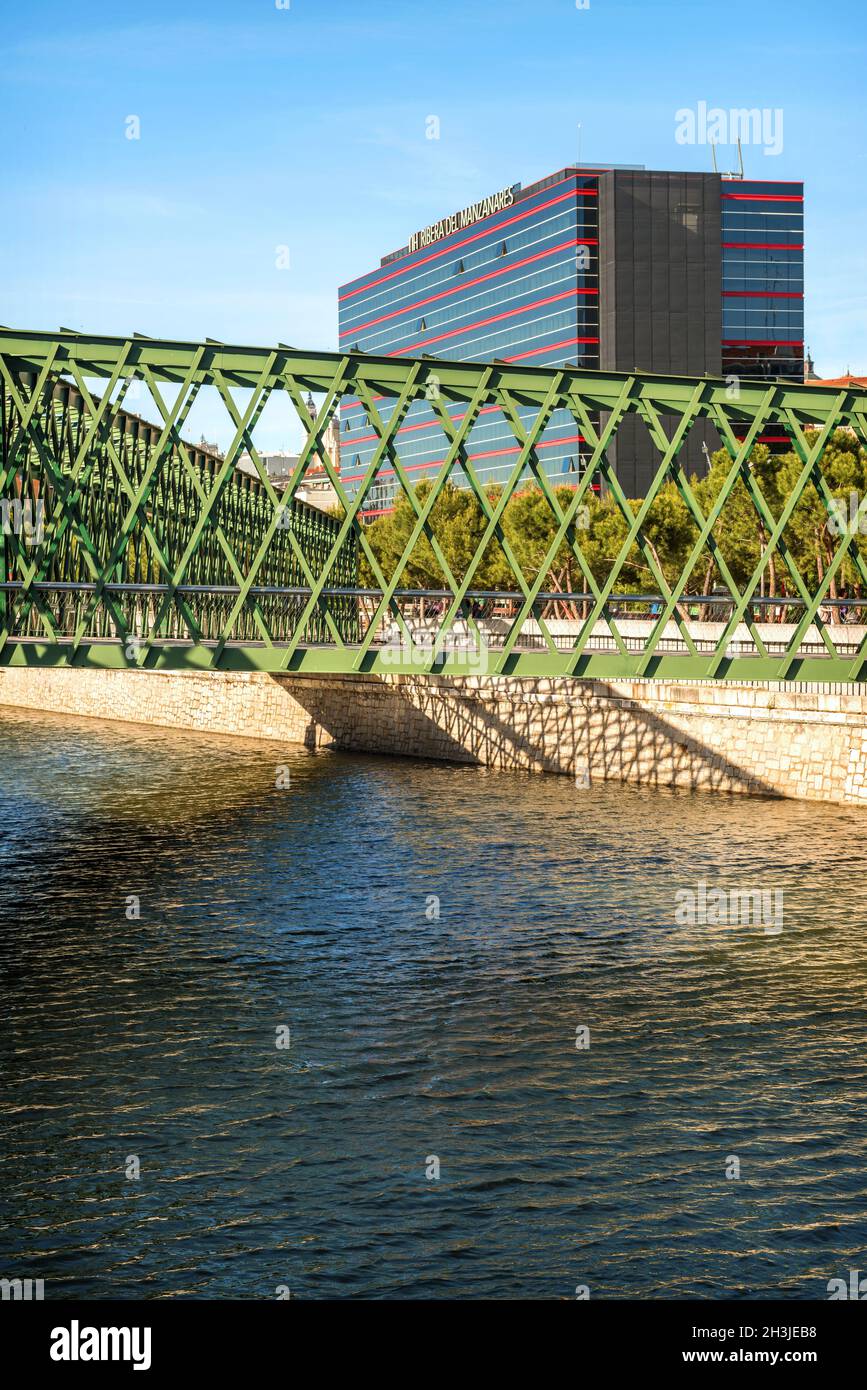 MADRID 1. Juli 2014: Fluss Manzanares, eine Brücke und das Hotel Ribera del Manzanares, in Madrid, Spanien am 1. Juli 2014. Stockfoto