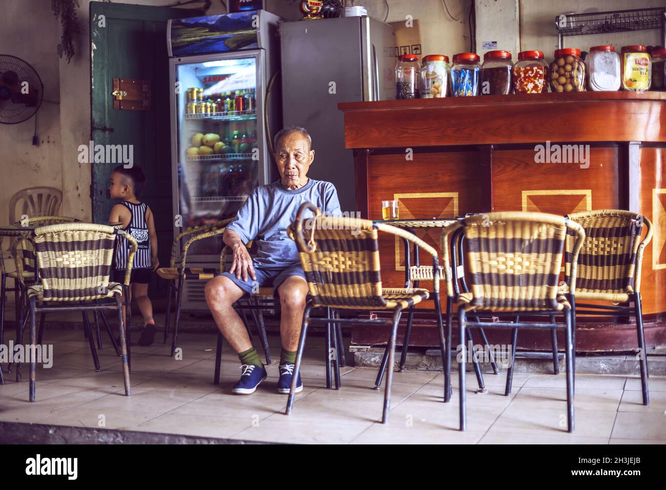 HANOI - 19. JUNI 2015: Unbekannte vietnamesische Elderley-Männer und ein kleines Kind in einer Straßenbar, am 19. Juni 2015 in Hanoi, Vietnam Stockfoto