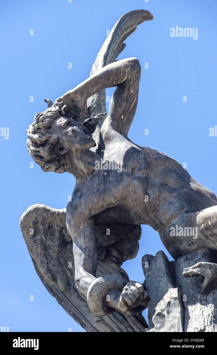 gefallener-engel-skulptur-fotos-und-bildmaterial-in-hoher-aufl-sung