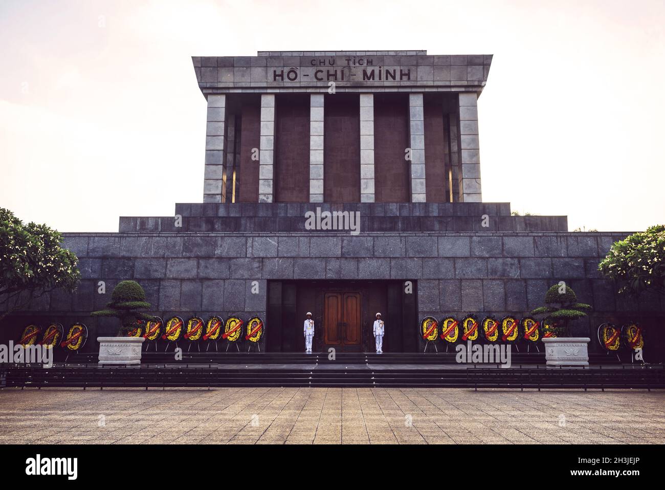 HANOI, VIETNAM - 27. JUNI 2015: Ho Chi Min Mausoleum in Hanoi (Vietnam) Stockfoto
