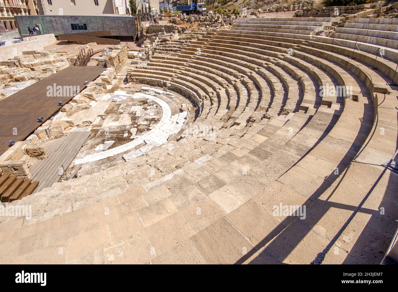 MALAGA, Spanien - 23. August 2014: antike römische Theater in der Nähe von Malaga Alcazaba Burg Gibralfaro Berg, Andalusien, Spanien. Die Stockfoto