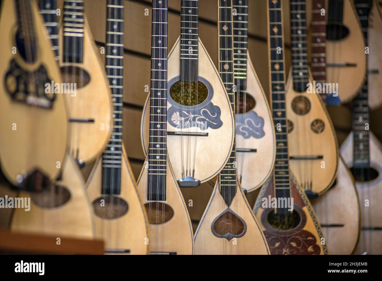 Lauten, typisch griechische Instrument, in einem Geschäft in Athen, Griechenland Stockfoto