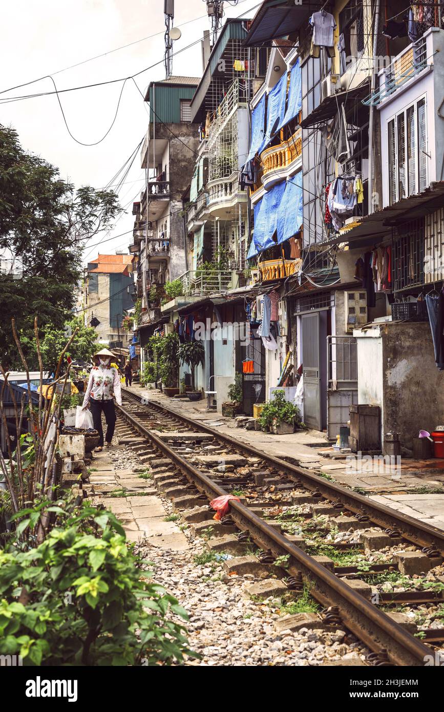 Hanoi, Vietnam - 15. Juni 2015: Gewohntes Leben und Häuser auf der Bahn verfolgen am 15. Juni 2015, in Hanoi, Vietnam. Stockfoto