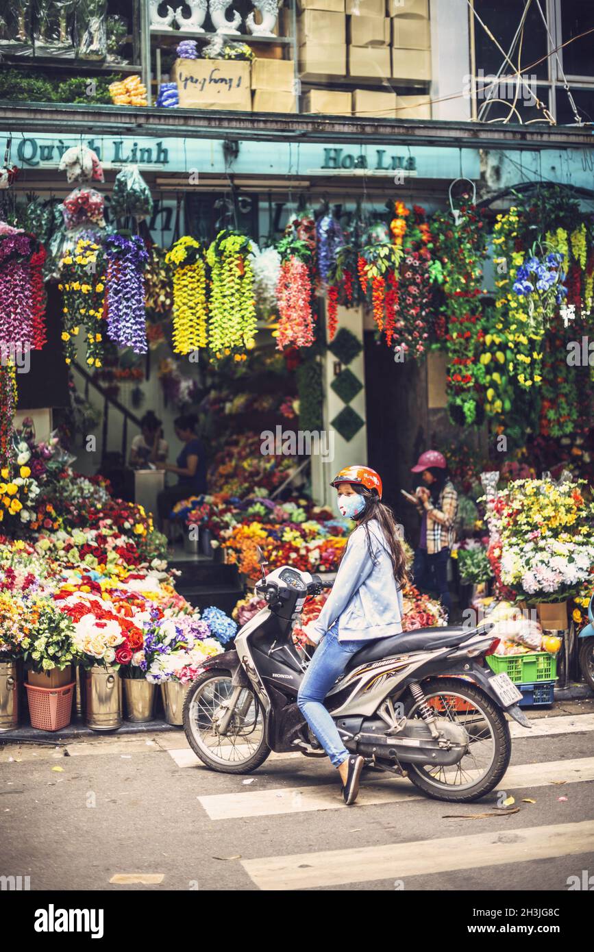 HANOI, 15. Juni 2015: Eine Menge von Geschäften auf der Straße verkauft Kunstblumen, am 15. Juni 2015, in Hanoi, Vietnam Stockfoto