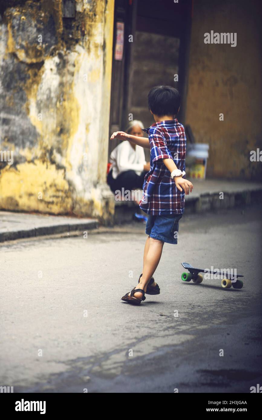 HOI AN, VIETNAM, Juni 15: Ein Kind, das Skaten auf der Straße, am 15. Juni 2015, in Hoi an, Vietnam Stockfoto