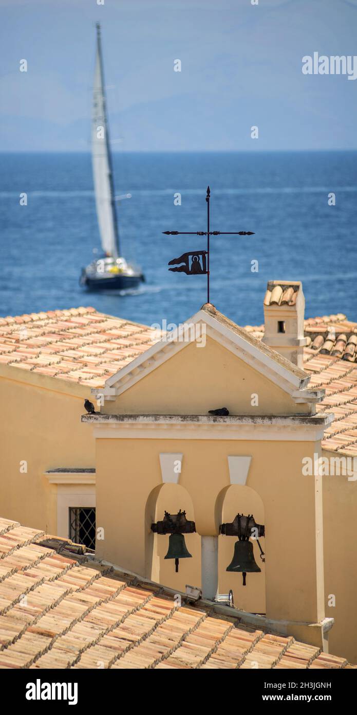 Boot und Kirche in Korfu, Griechenland Stockfoto