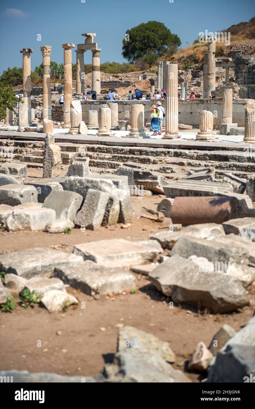 Ephesus - August 7: Touristen bewundern einer antiken griechischen und römischen Stadt am 7. August 2014, in Ephesus, Türkei Stockfoto