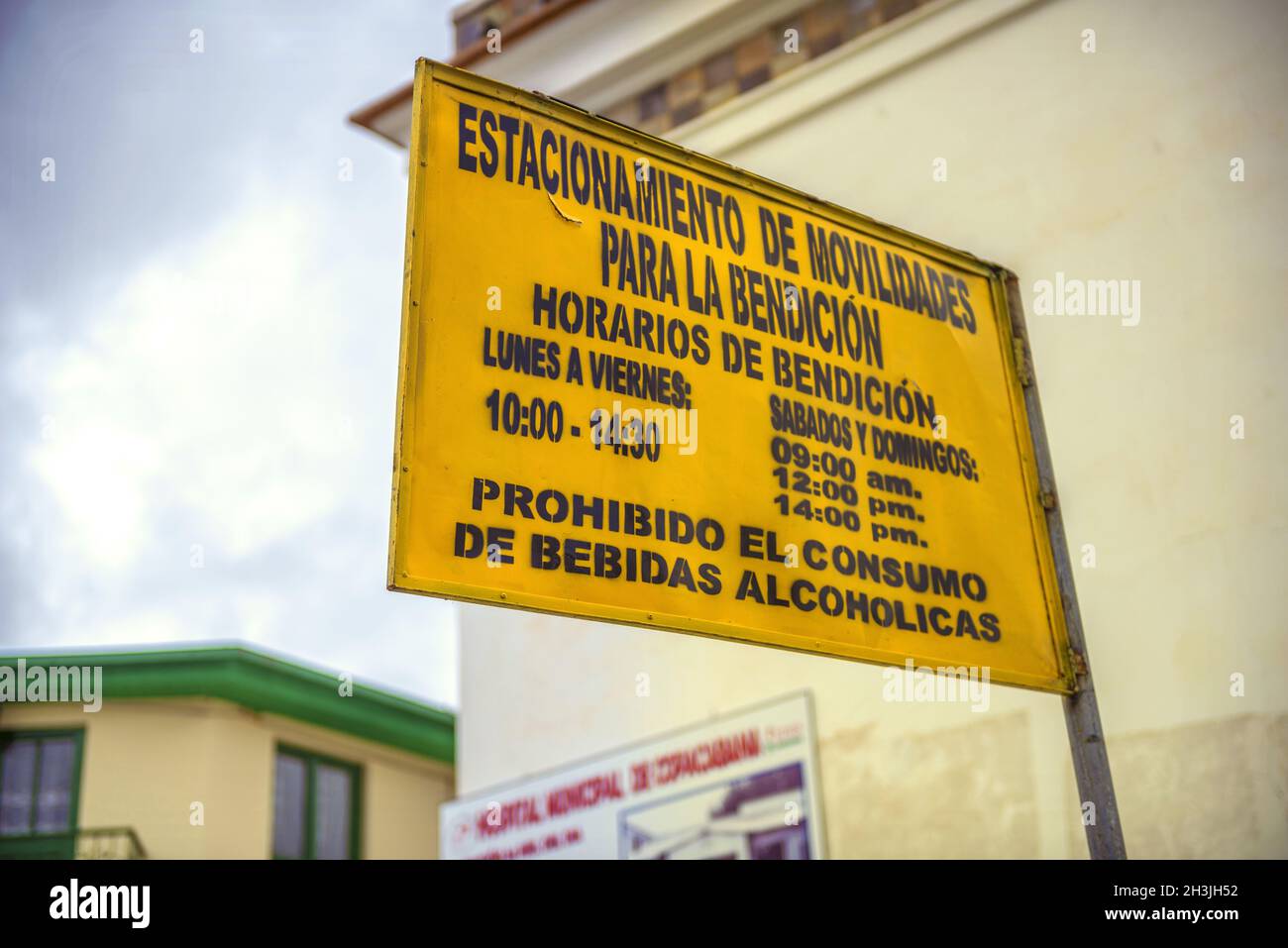 COPACABANA, Bolivien - Januar 3: Street Schild den Zeitplan für Auto Segnungen außerhalb der Basilika der Virgen De la Stockfoto