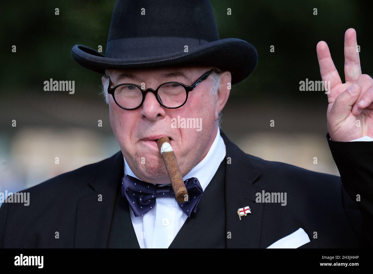 Mann, der als Winston Churchill gekleidet war. East Kirkby. Lincolnshire. LANC und Tanks. August 2021. Stockfoto