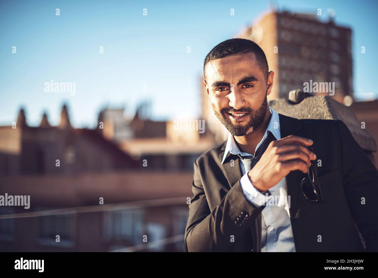 Sicher attraktive arabischen Geschäftsmann im urbanen Umfeld Stockfoto