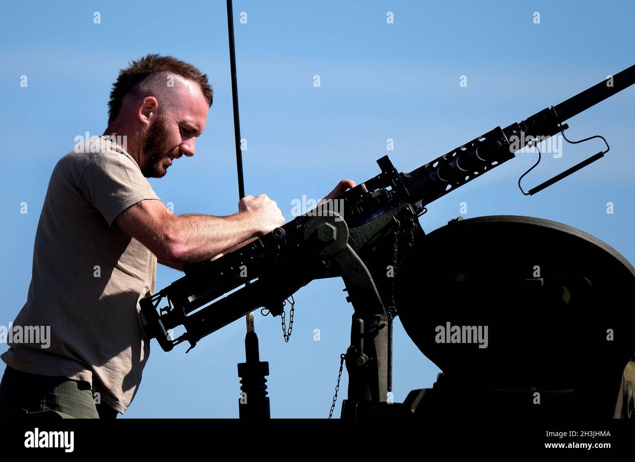 East Kirkby. Lincolnshire. LANC und Tanks. August 2021. Enactor feuert Waffen aus Panzerturm. Stockfoto