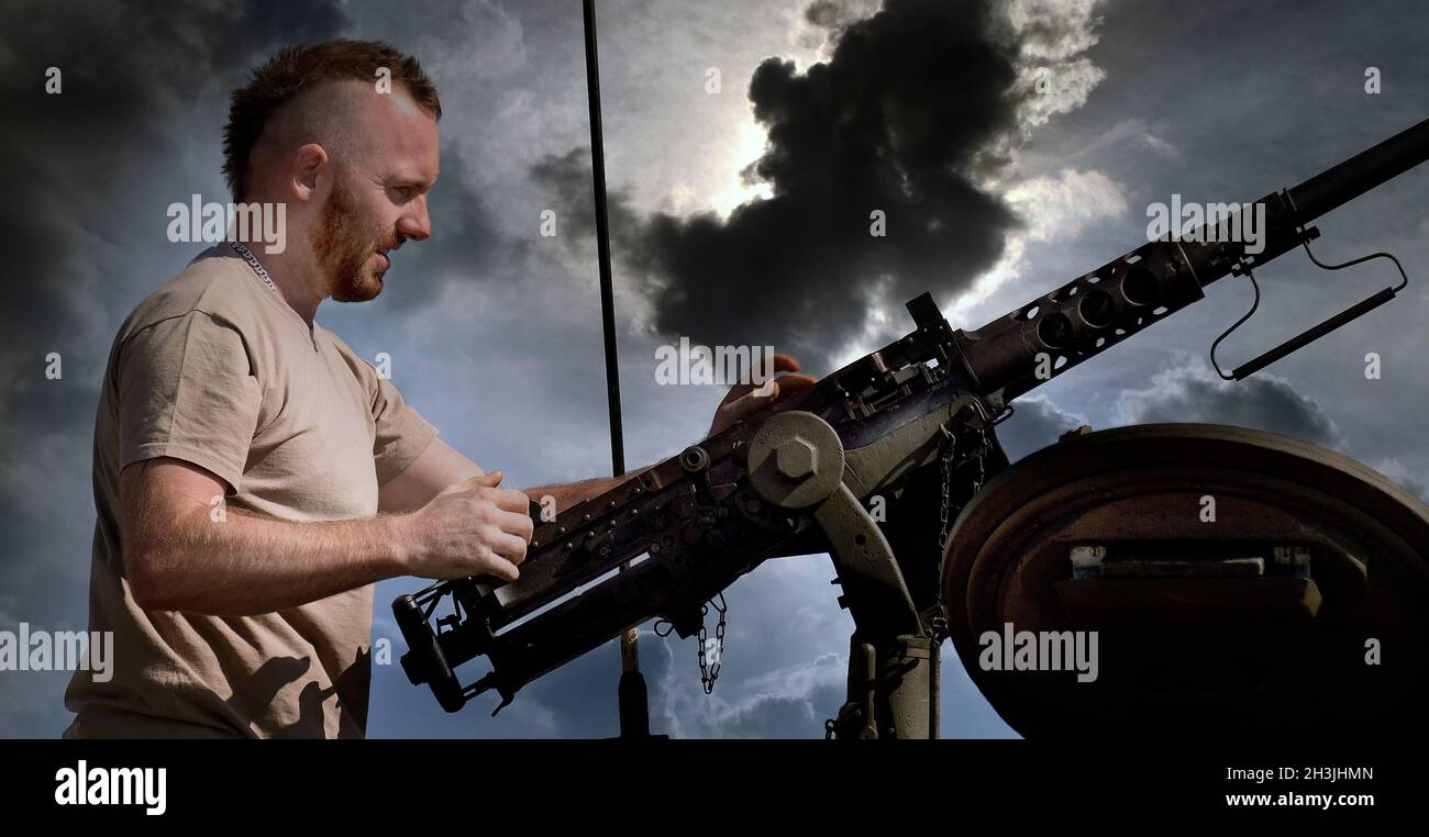 East Kirkby. Lincolnshire. LANC und Tanks. August 2021. Enactor feuert Waffen aus Panzerturm. Stockfoto