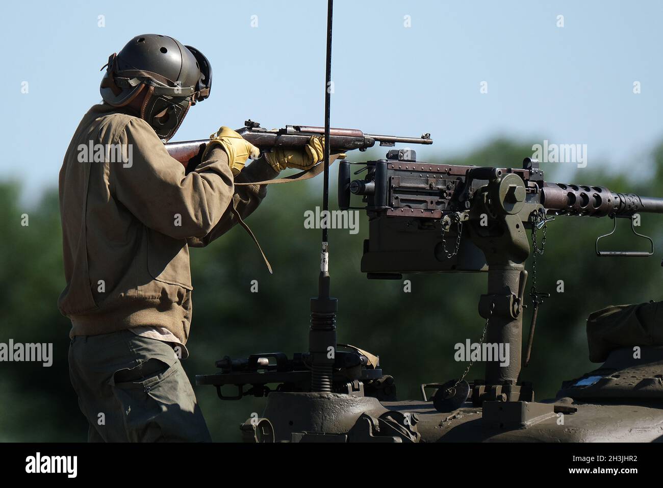 East Kirkby. Lincolnshire. LANC und Tanks. August 2021. Enactor feuert Waffen aus Panzerturm. Stockfoto