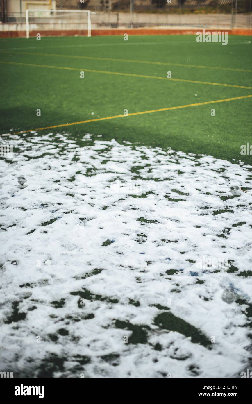 Schneeverwehung bei Sportspielen auf dem Fußballplatz im Freien Stockfoto