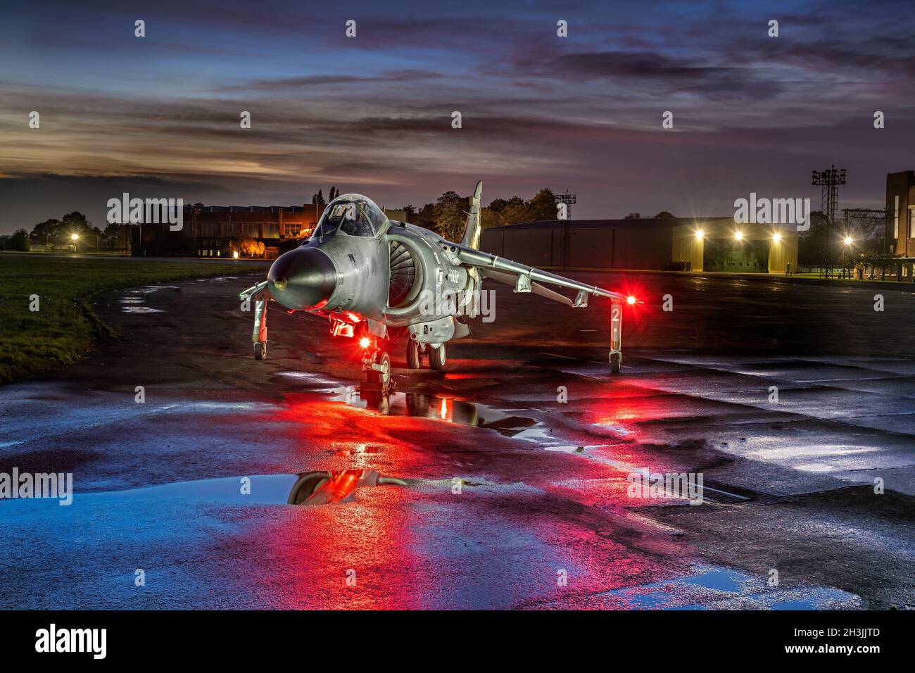 Royal Navy Sea Harrier FRS 2 von 801 Fluggeschwader bei Sonnenuntergang. Stockfoto