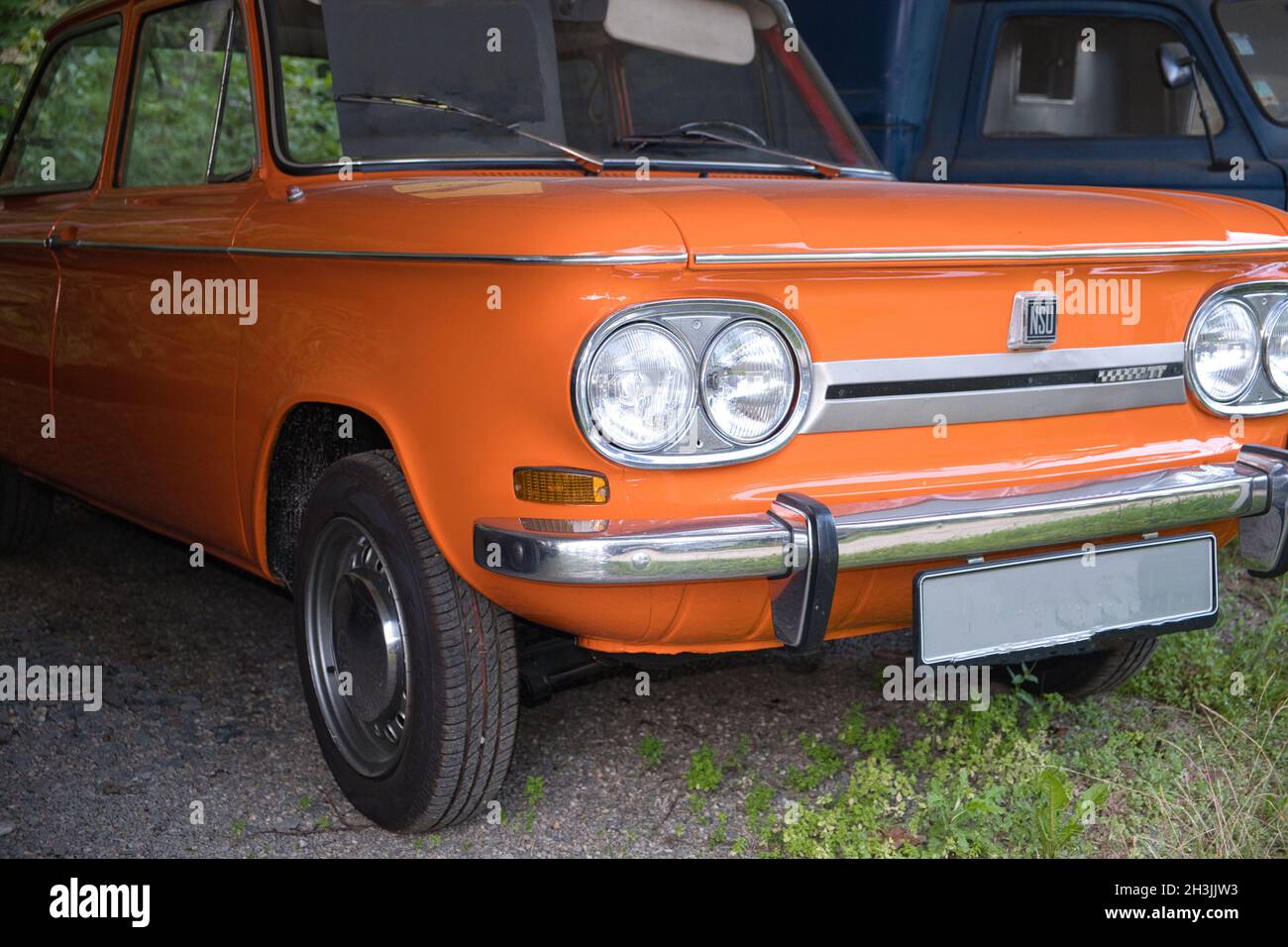 Vorderansicht eines Oldtimers der Marke NSU TT in orange in Köln, Deutschland Stockfoto