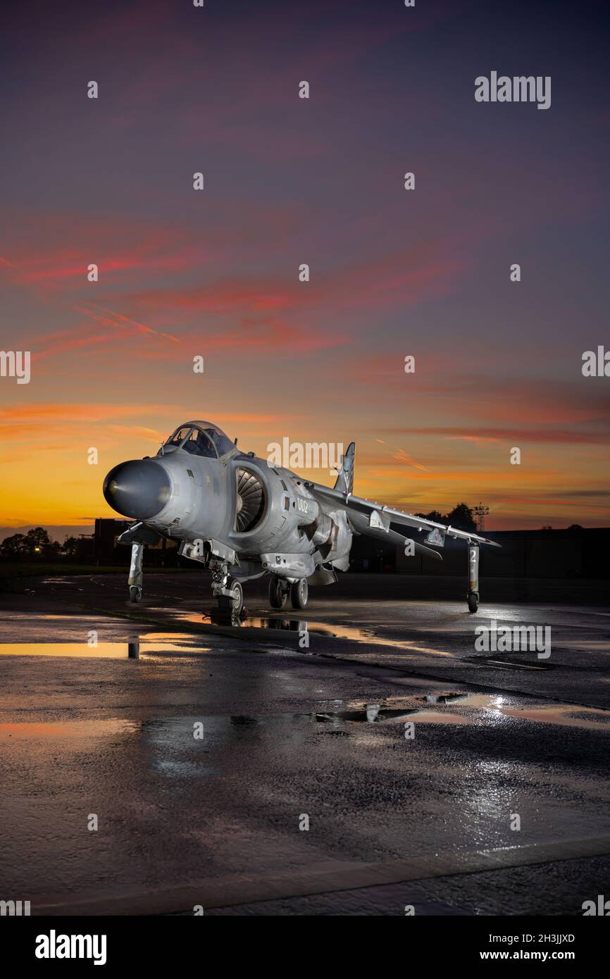 Royal Navy Sea Harrier FRS 2 von 801 Fluggeschwader bei Sonnenuntergang. Stockfoto