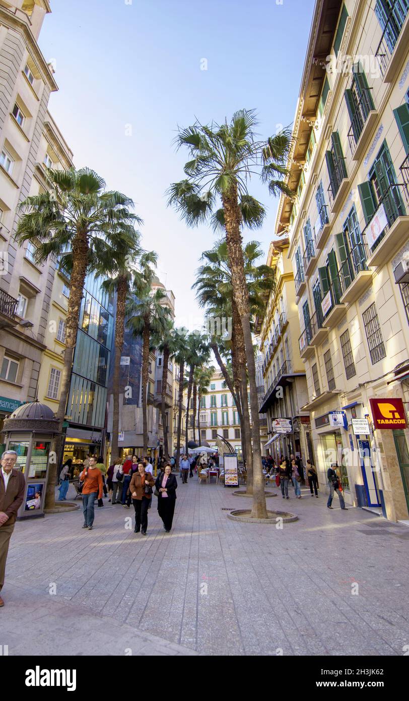 MALAGA - 12 Juni: Stadt Street View mit Café-Terrassen und Geschäften bei 12. Juni 2013 in Malaga, Spanien. Stockfoto