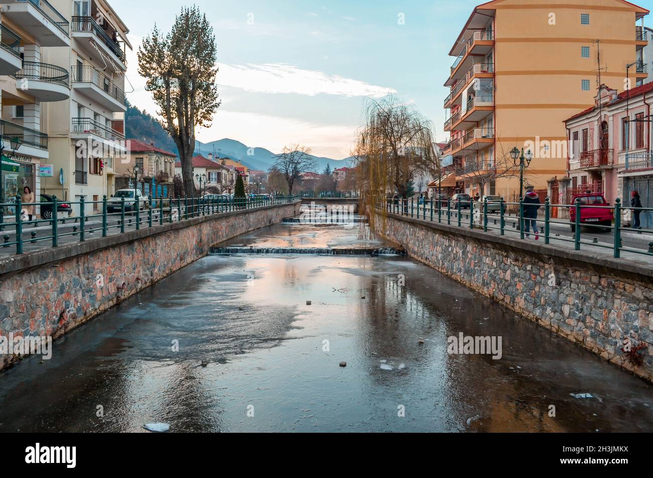 Florina Griechenland, Florina Stadt und Sakouleva Fluss, die schöne Stadt mit neoklassizistischen Gebäuden von Nordgriechenland. Stockfoto