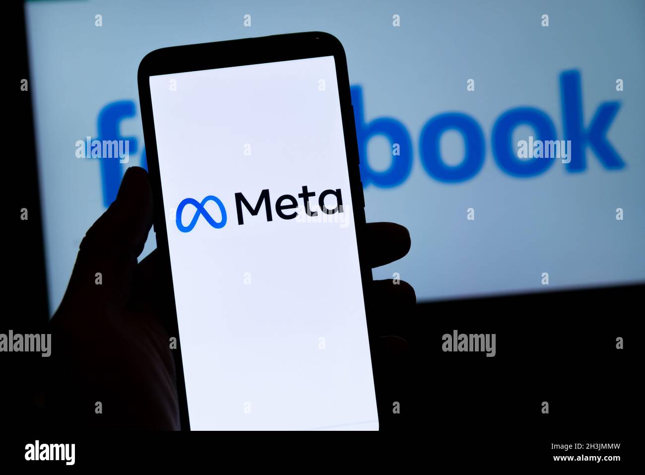 Das Logo der Firma Meta ist am 28. Oktober 2021 auf dem Bildschirm eines Mobiltelefons in Barcelona, Spanien, zu sehen. Facebook-CEO Mark Zuckerberg gab bekannt, dass o Stockfoto