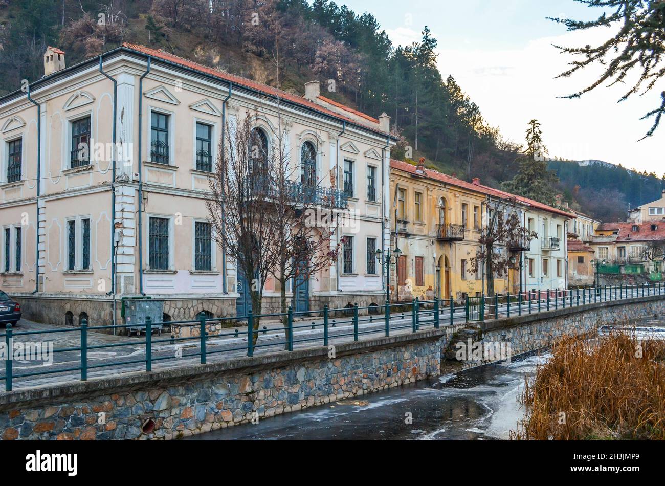 Herrliche alte neoklassizistische Gebäude am Fluss Sakouleva in Florina. Stockfoto