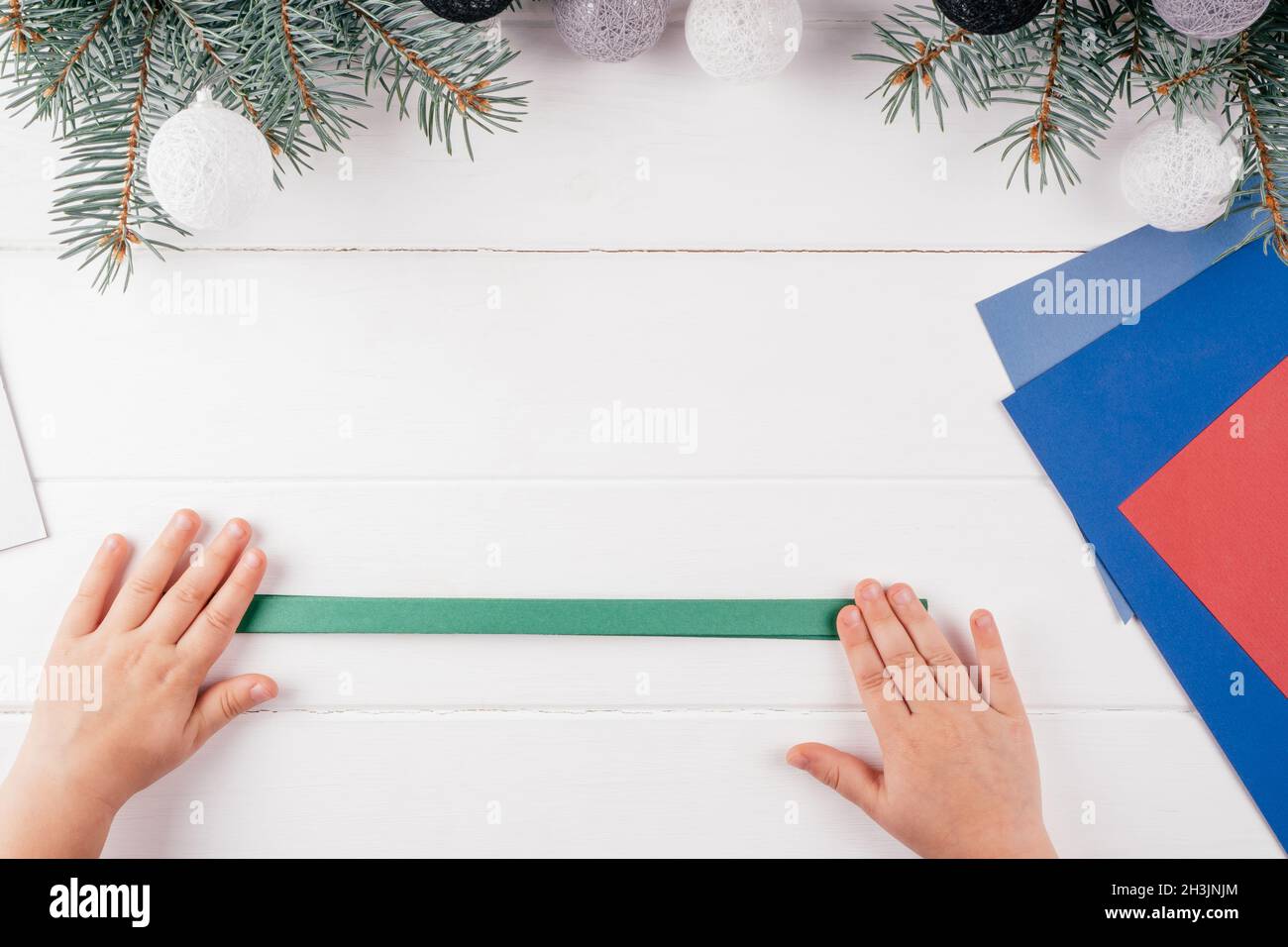 Schritt-für-Schritt-Grußkarte 3D-Weihnachtsbaum-Tutorial. Schritt 8: Falten Sie das ganze Blatt in ordentlich Akkordeon. Draufsicht Stockfoto