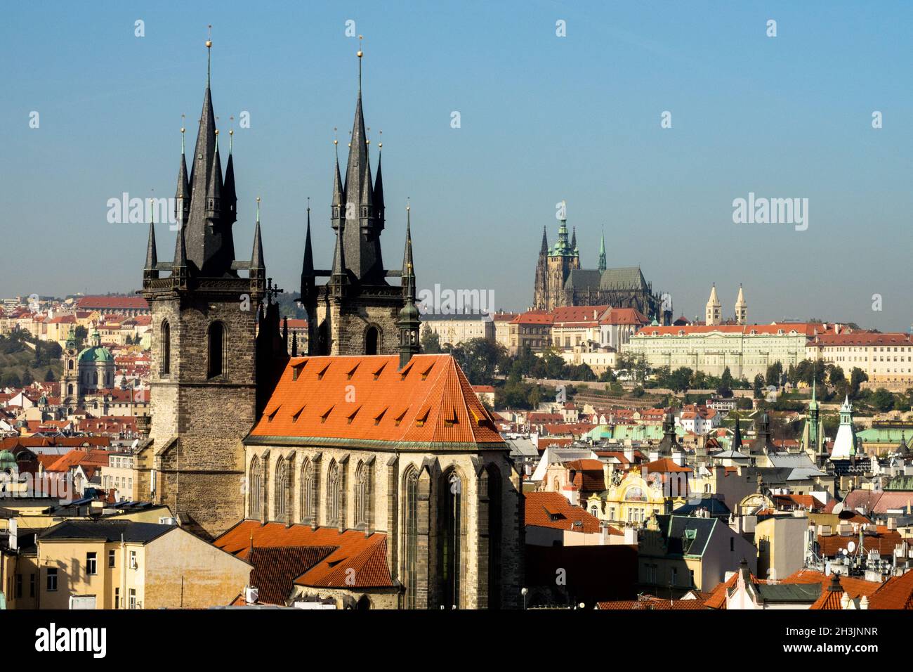 Prager Panoramablick auf die Stadt Prager Burg Tyn Kirche unserer Lieben Frau vor Tyn Übersicht Stadtarchitektur Altstadt Landschaft Prager Blick auf Hradcany Landschaft Stockfoto