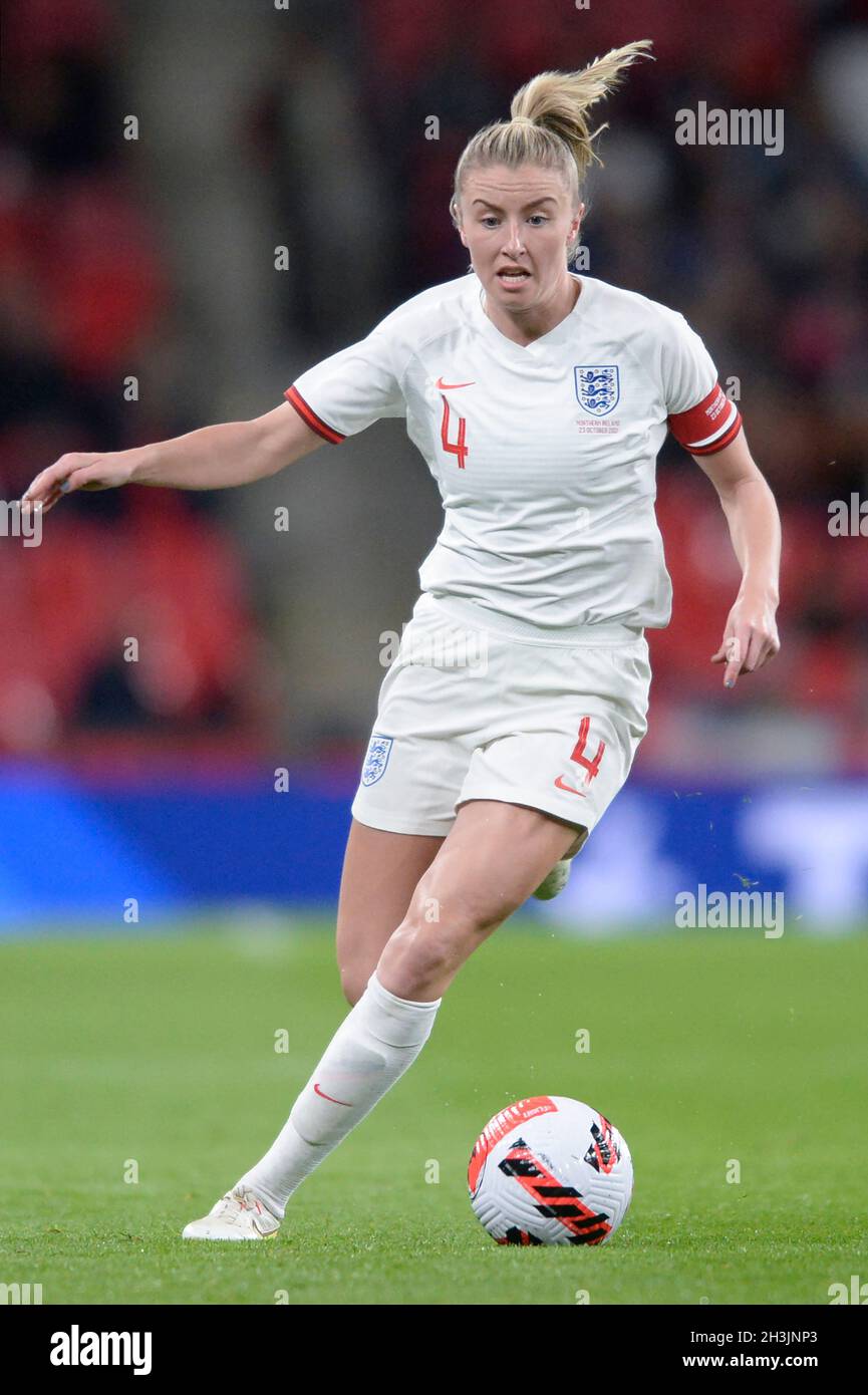 Leah Williamson von England Women in Aktion beim Frauen-WM-Qualifikationsspiel zwischen England Women und Nordirland Women in Wembley i Stockfoto