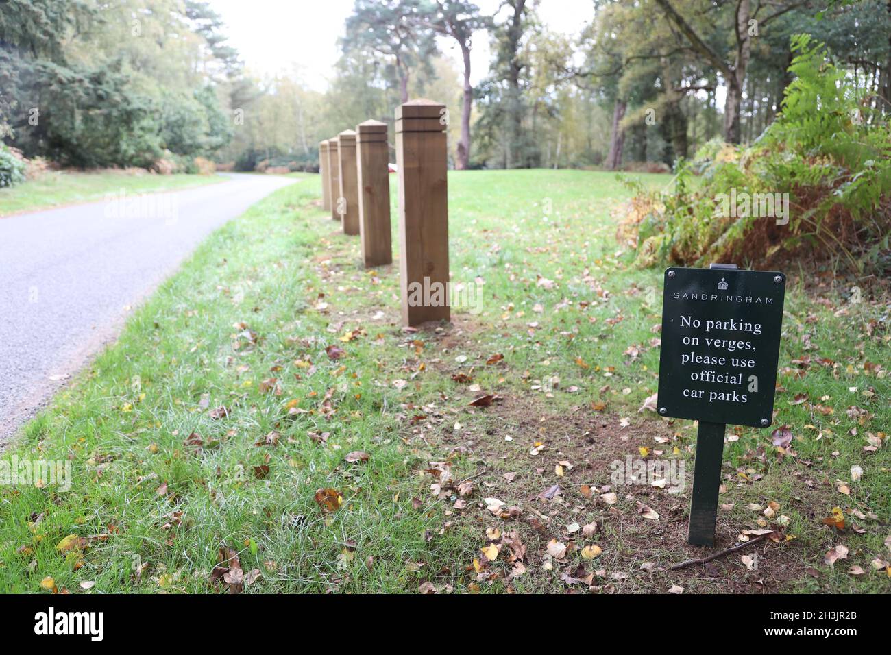 Die Methoden zur Parkprävention auf dem Sandringham Estate der Queen wurden noch verstärkt, da an einem der einzigen freien Parkplätze noch Holzpfosten installiert wurden. Die Pfosten wurden um einen Parkplatz herum gestellt, der jetzt nur noch Platz für 9 Autos bietet, was bedeutet, dass Fahrer keine andere Möglichkeit haben, als auf dem offiziellen Parkplatz zu parken. Über 1 km Bodenbünde, stellenweise bis zu 2 Meter hoch, erstrecken sich fast den ganzen Weg vom Sandringham House zur A149. Es wurden Schilder aufgestellt, auf denen stand: „Keine Parkplätze an den Scheiden, bitte benutzen Sie die offiziellen Parkplätze“. Der offizielle Sandringham-Parkplatz wird jetzt kostenpflichtig Stockfoto