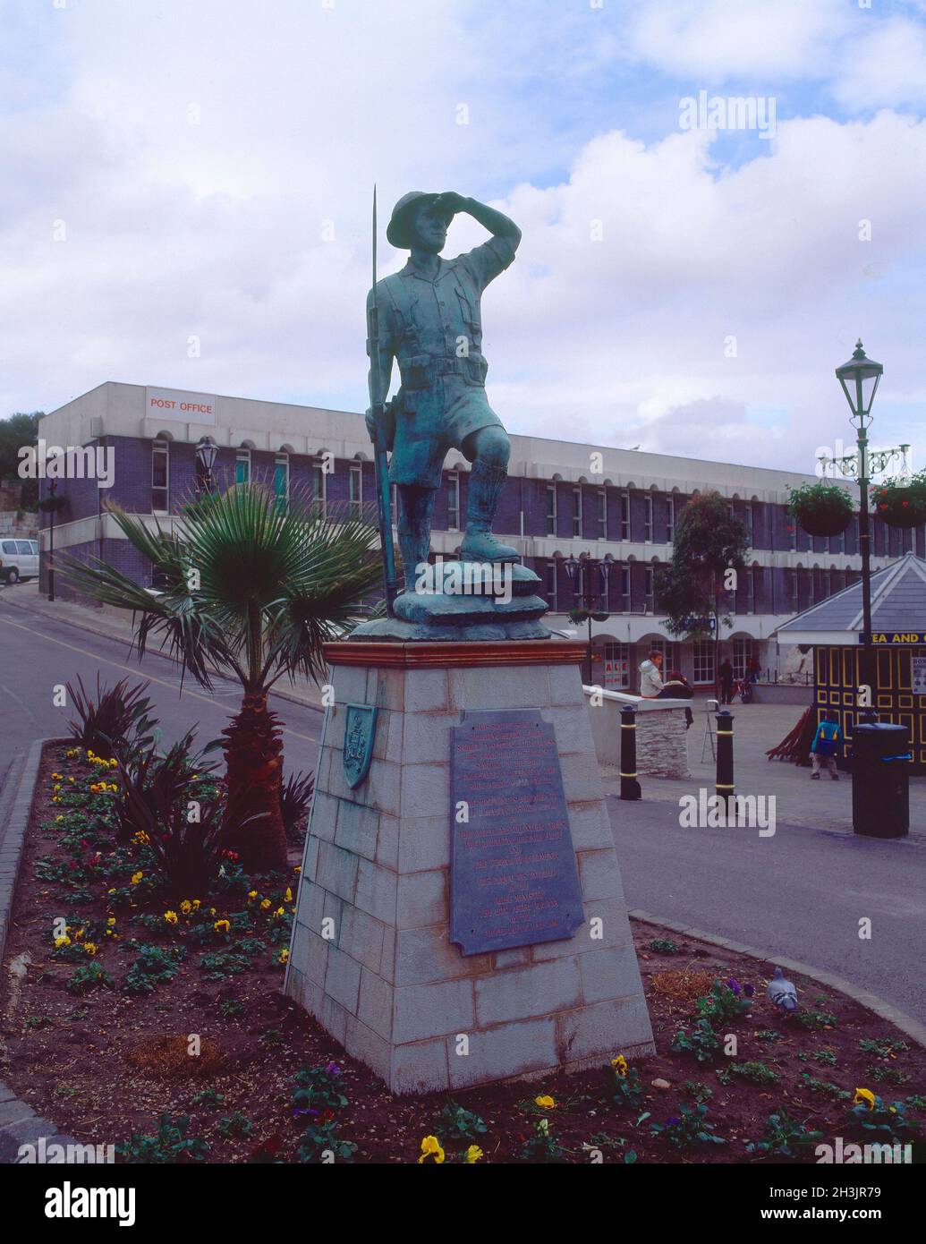 MONUMENTO AL SOLDADO DEFENSOR DEL PEÑON EN LA II GUERRA MUNDIAL - 1998 - FOTO AÑOS 00. Lage: AUSSEN. GIBRALTAR. Stockfoto