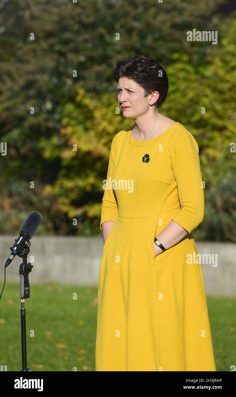 Die Abgeordnete von Alison Thewliss (SNP - Glasgow Central) zu College Green, Westminster, wird kurz nach der Rede zum Herbsthaushalt am 27. Oktober 2021 interviewt Stockfoto
