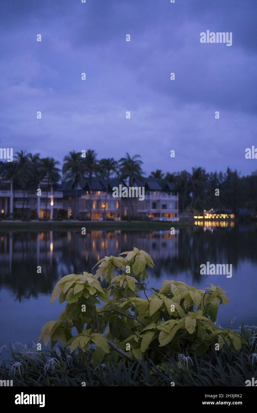 Schöner Blick auf den See in der Nähe eines luxuriösen tropischen Resorts über dem wolkigen Himmel Stockfoto