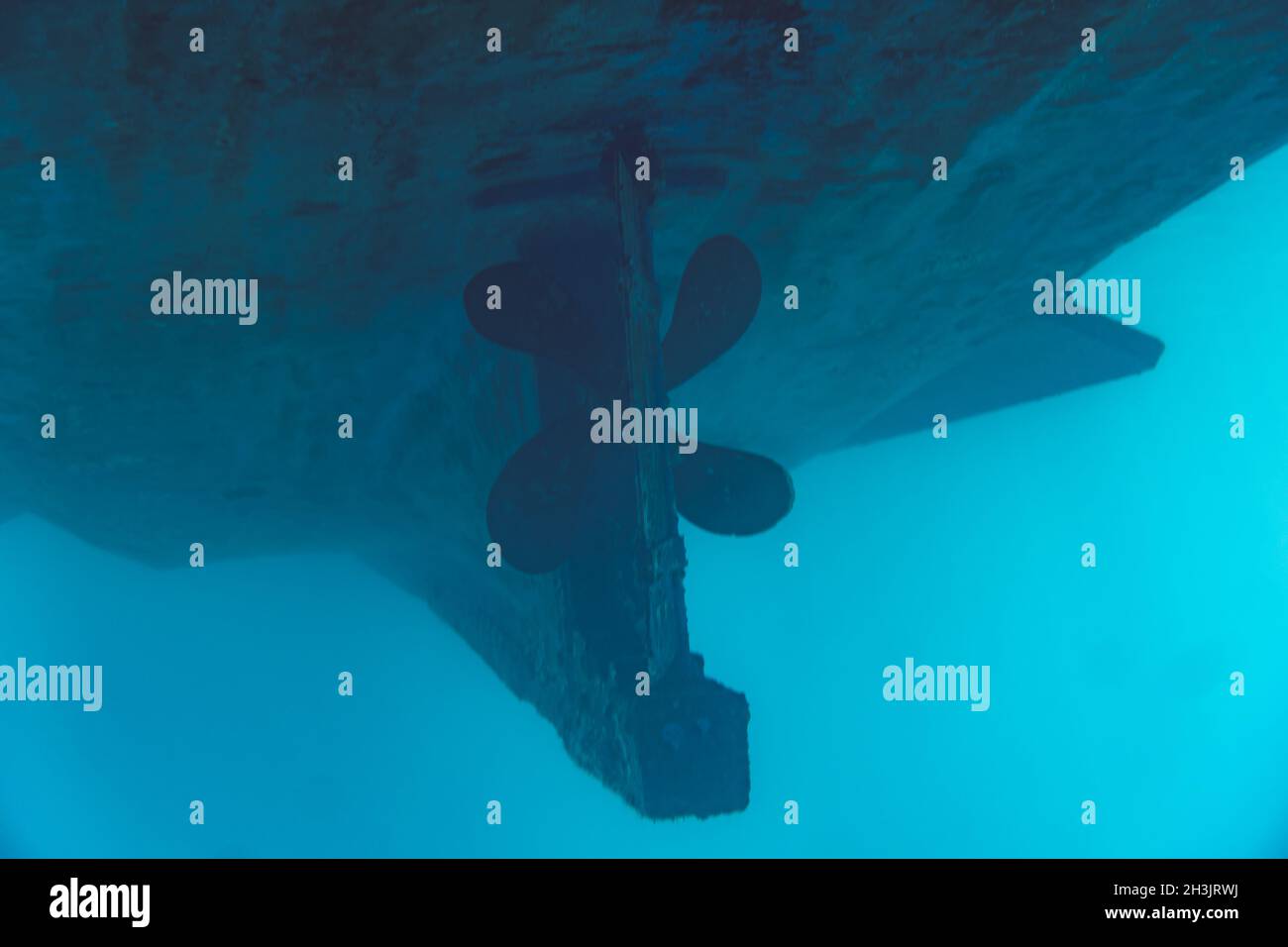 Boot Propeller und Ruder auf einem großen Schiff im Blauwasser Stockfoto