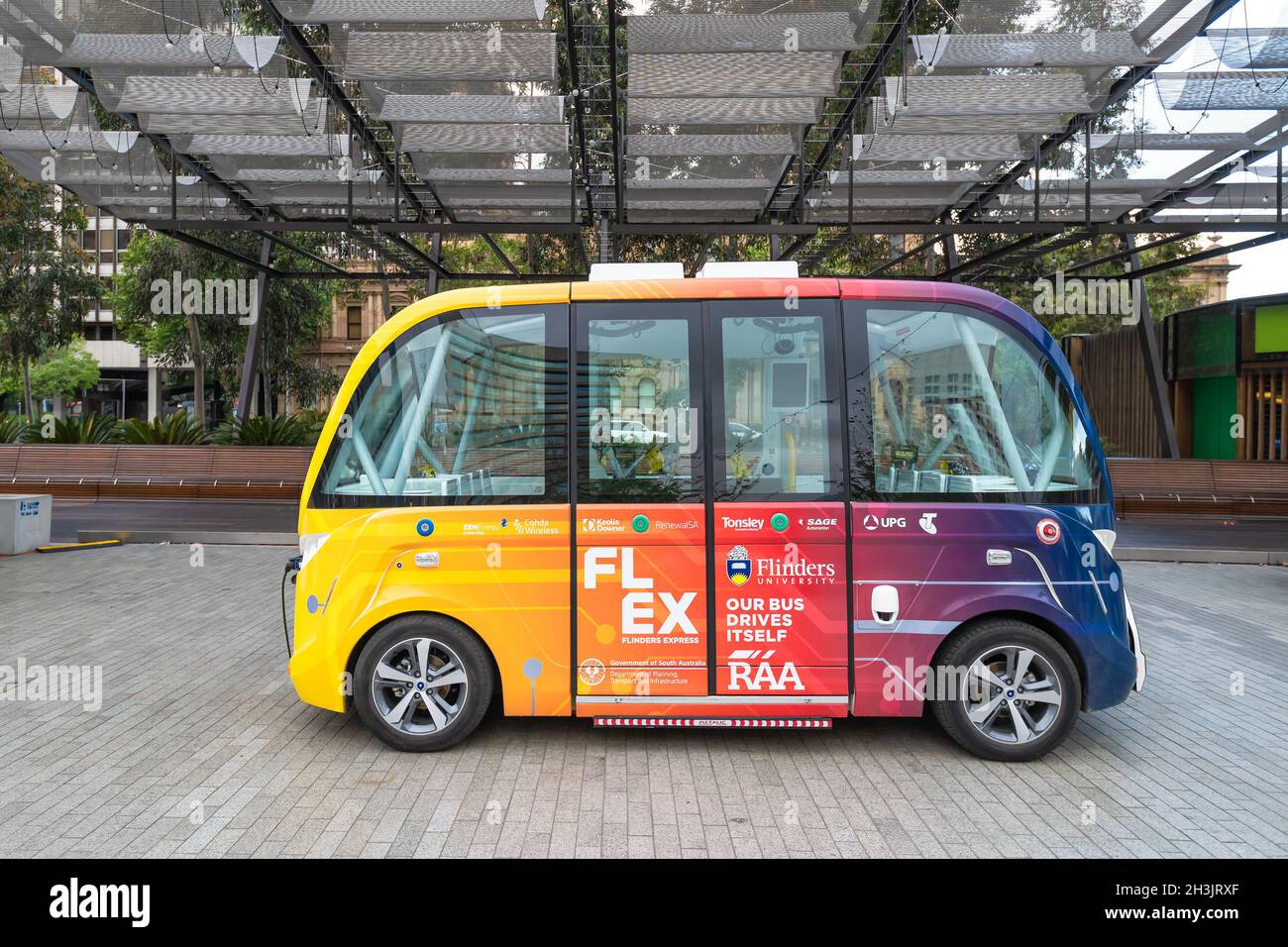 Adelaide, Südaustralien - 19. Oktober 2019: NavyEin fahrerloser EV-Shuttlebus lädt an einem Tag auf dem Victoria Square in Adelaide City Stockfoto