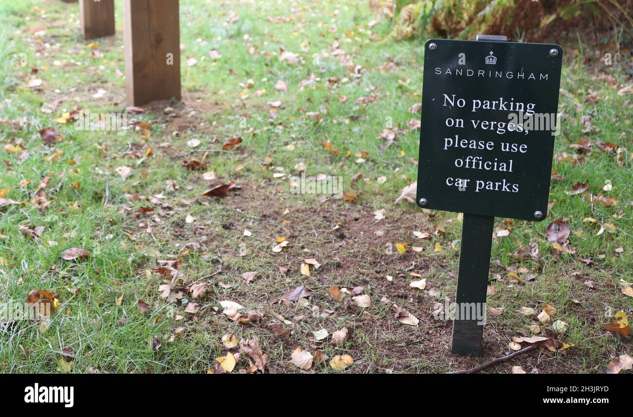 Die Methoden zur Parkprävention auf dem Sandringham Estate der Queen wurden noch verstärkt, da an einem der einzigen freien Parkplätze noch Holzpfosten installiert wurden. Die Pfosten wurden um einen Parkplatz herum gestellt, der jetzt nur noch Platz für 9 Autos bietet, was bedeutet, dass Fahrer keine andere Möglichkeit haben, als auf dem offiziellen Parkplatz zu parken. Über 1 km Bodenbünde, stellenweise bis zu 2 Meter hoch, erstrecken sich fast den ganzen Weg vom Sandringham House zur A149. Es wurden Schilder aufgestellt, auf denen stand: „Keine Parkplätze an den Scheiden, bitte benutzen Sie die offiziellen Parkplätze“. Der offizielle Sandringham-Parkplatz wird jetzt kostenpflichtig Stockfoto