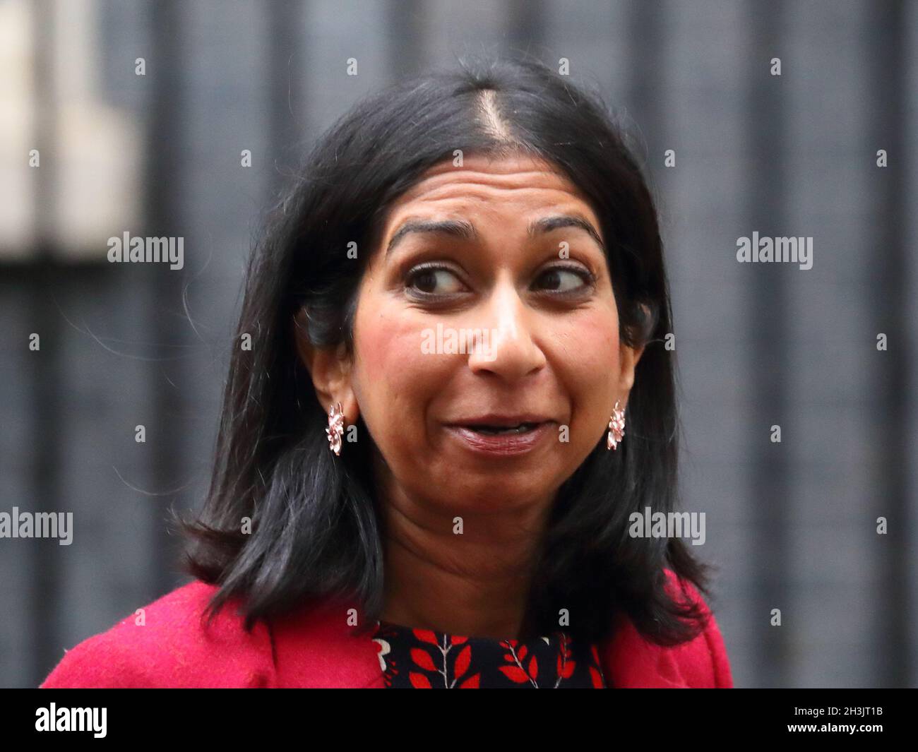 Die Generalanwältin Suella Braverman verlässt die Downing Street Nr. 10 nach einer Kabinettssitzung in Westminster, London, Großbritannien Stockfoto