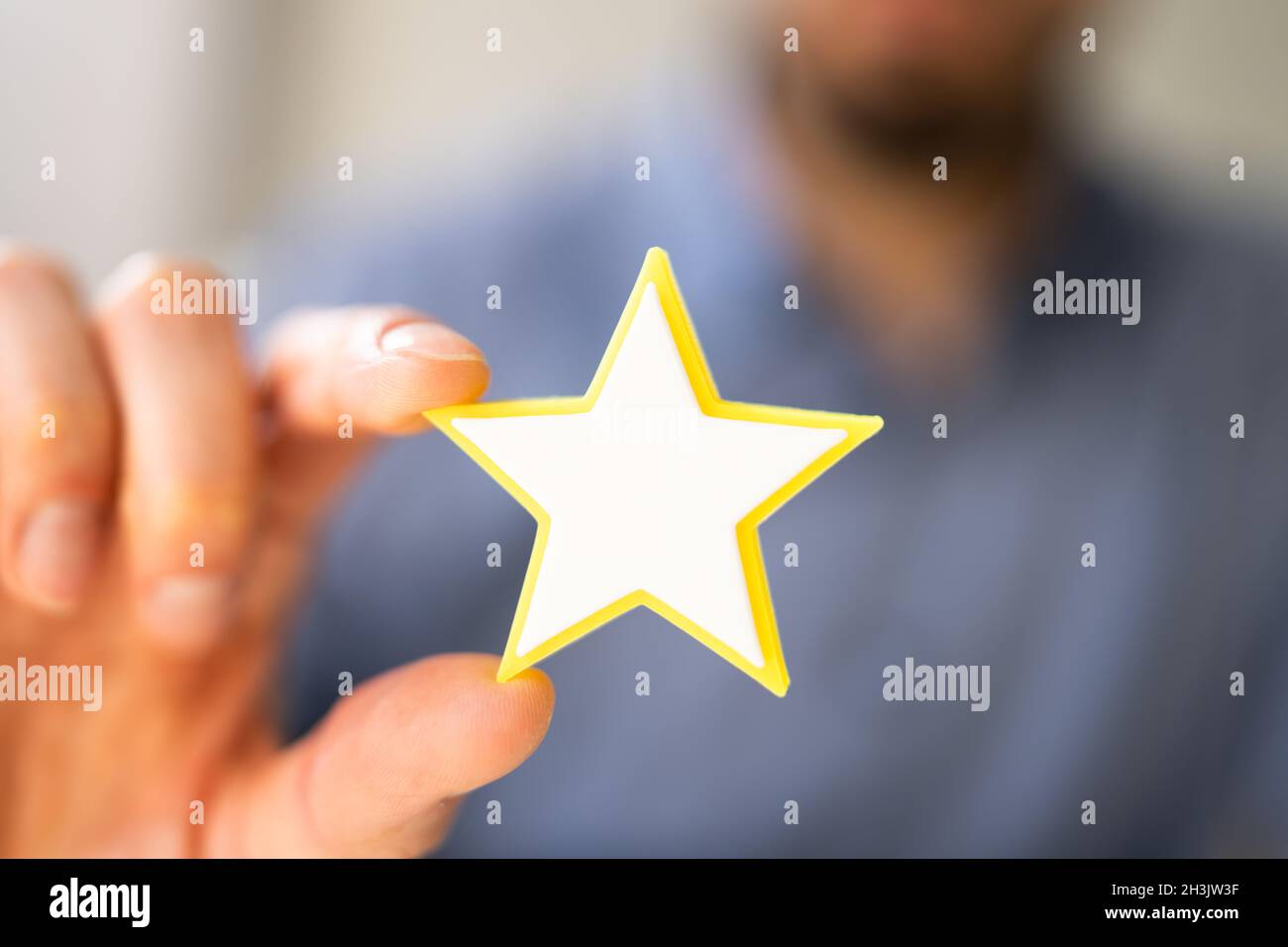 Preis Für Hospitality Service. Star In Der Hand. Überprüfung Der Services Stockfoto