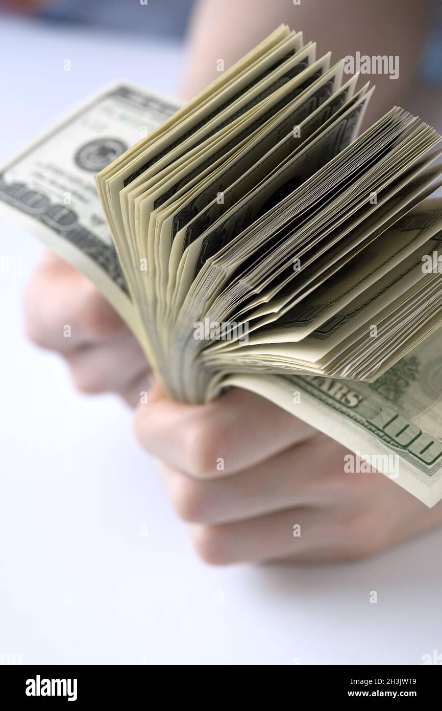 Stapel von hundert-Dollar-Scheinen in der Hand Stockfoto