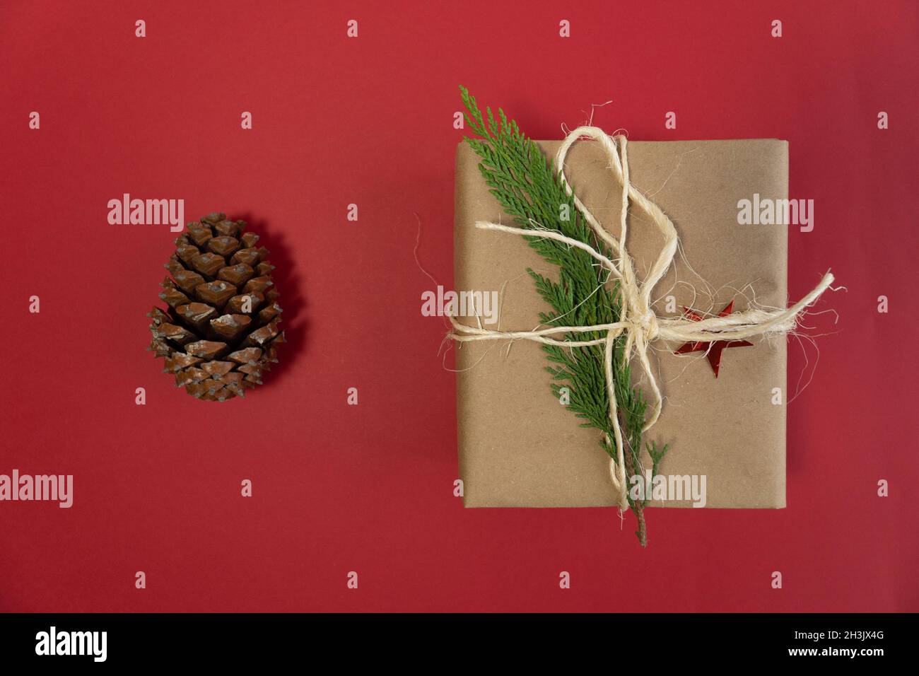 Große noel Geschenkboxen mit Kiefernzapfen, Konzept Idee noel Foto, Draufsicht Stockfoto